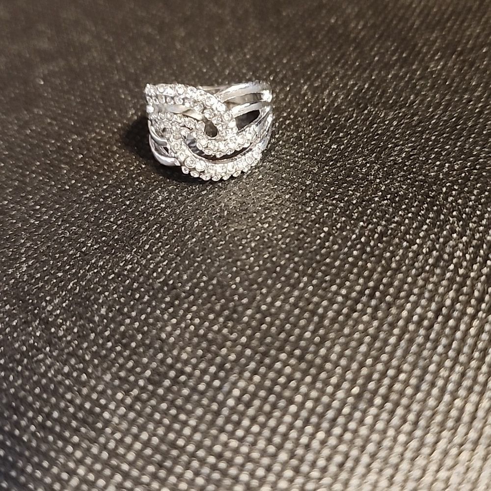 Elegant Silver Toned Women's Ring..size 6 1/2 - Picture 4 of 4